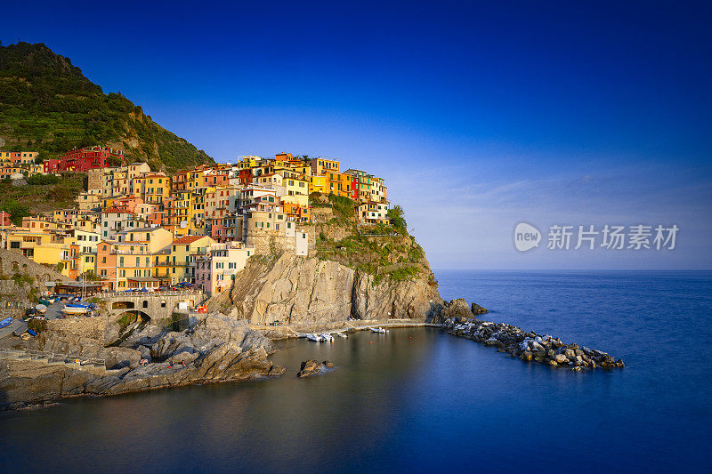 位于Cinque Terre的Riomaggiore海滨村庄